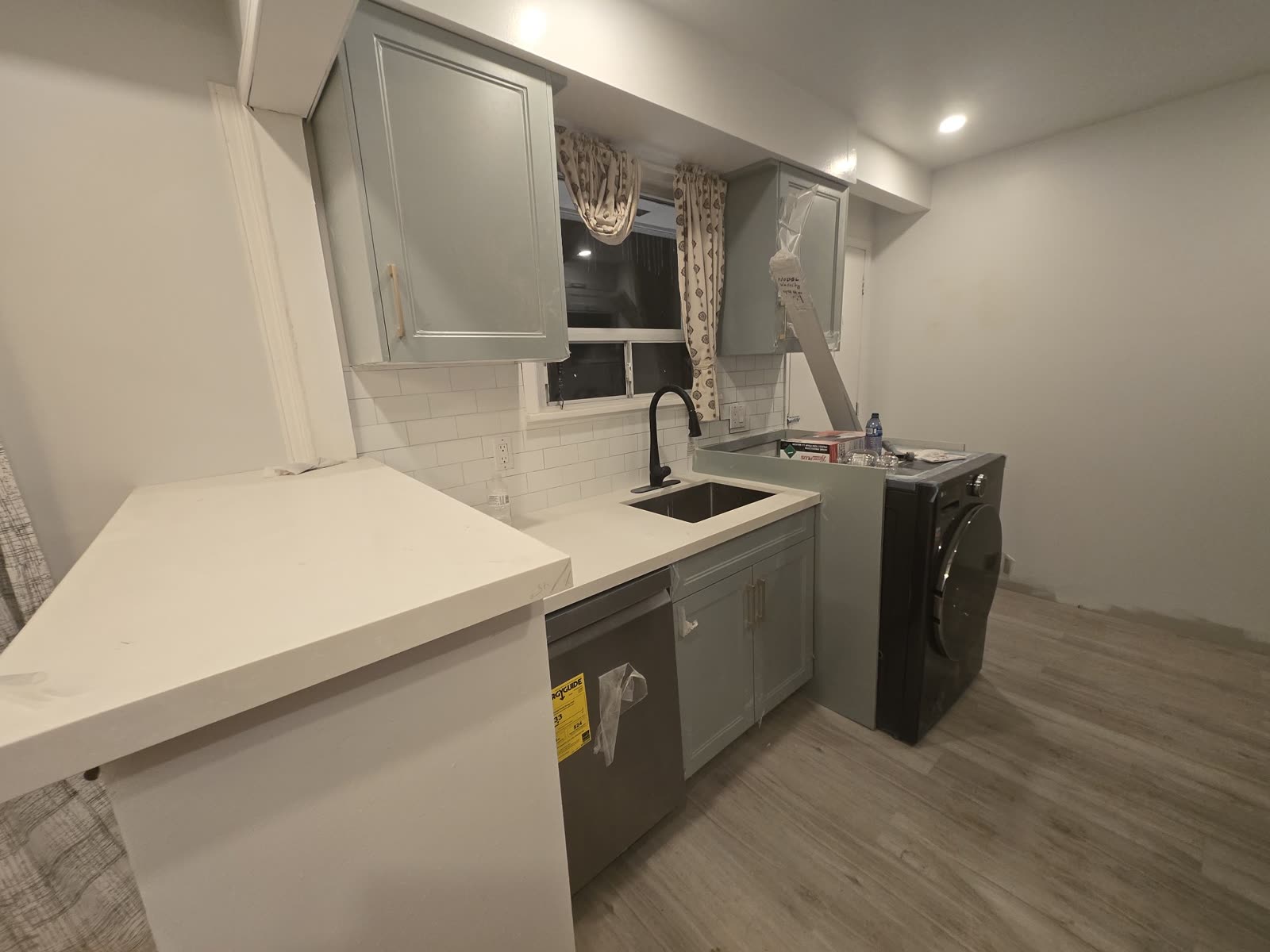 Kitchen with peninsula, quartz counters and black faucet, Barrie Ontario