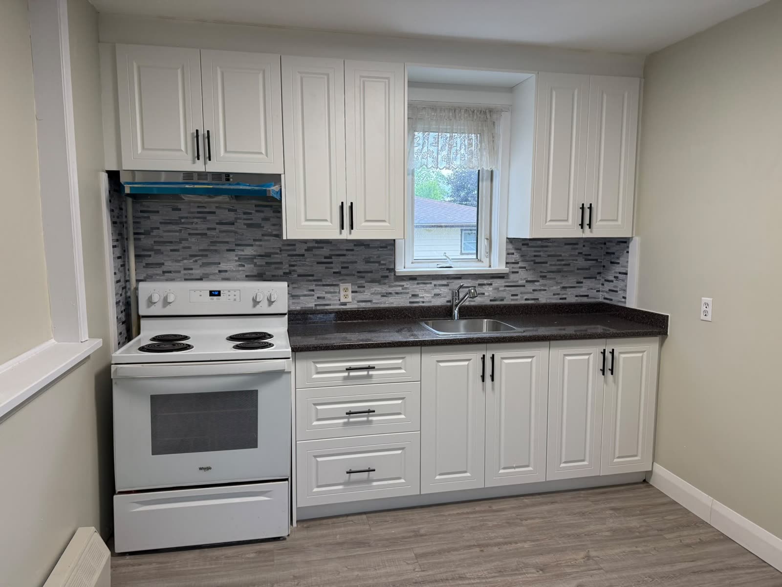 White kitchen with shaker cabinets and island, Barrie Ontario