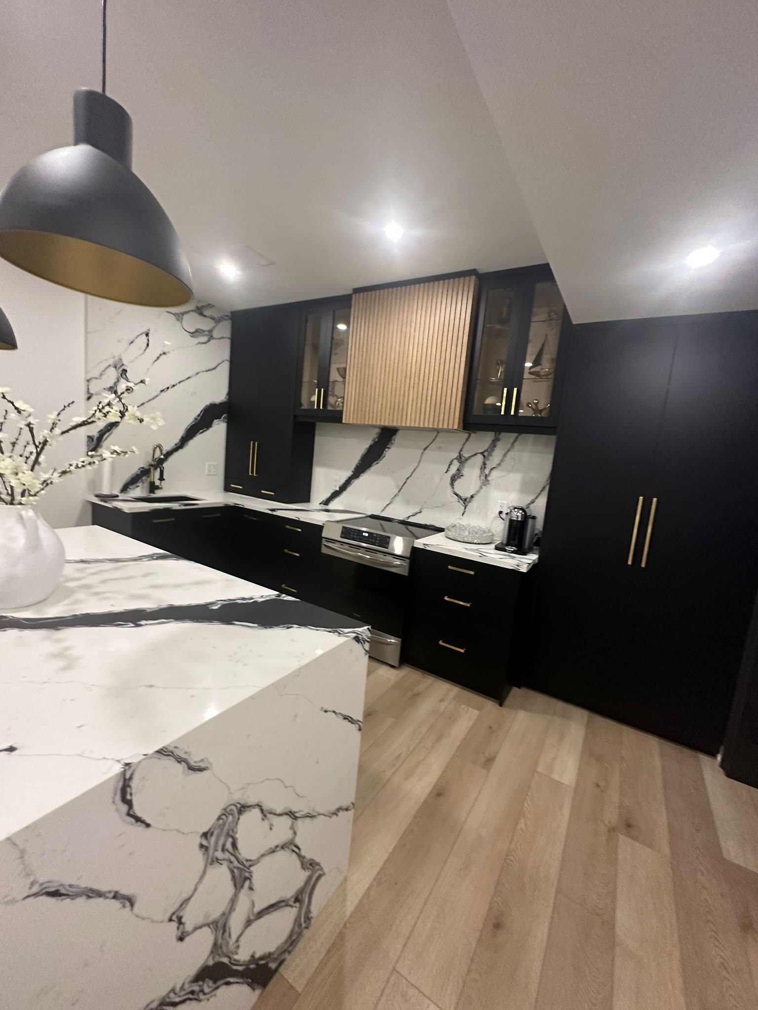 Luxury kitchen renovation in Barrie by GDS Landscaping and General Contracting